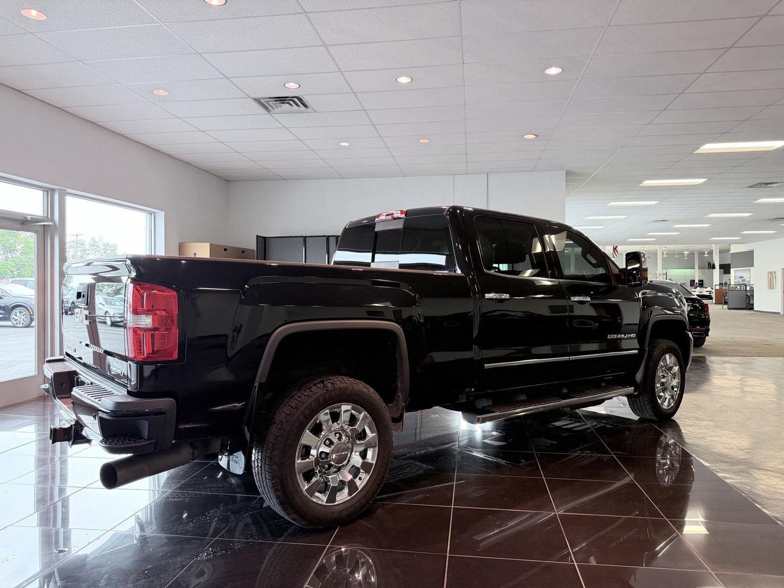 Used 2018 GMC Sierra 2500 Denali w/ Duramax Plus Package AWD/4WD image 11