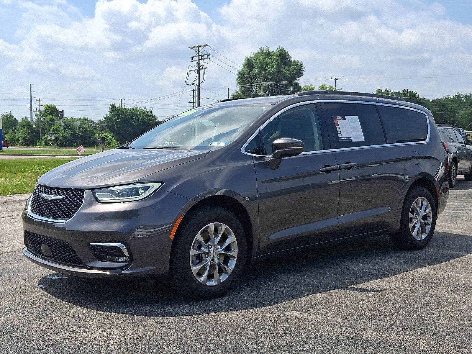 Certified 2022 Chrysler Pacifica Touring-L AWD/4WD image 6
