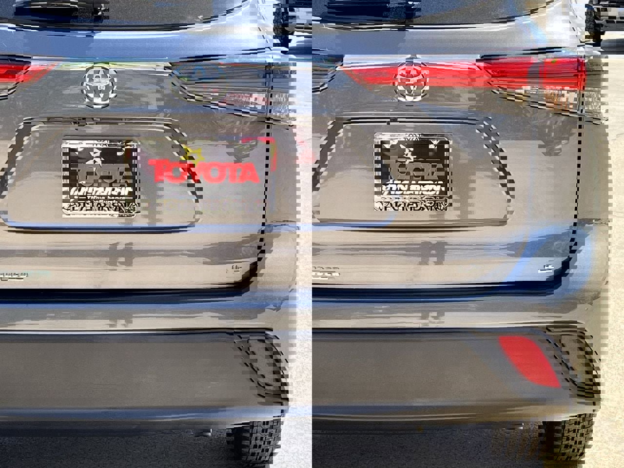 Used 2023 Toyota Highlander LE image 6