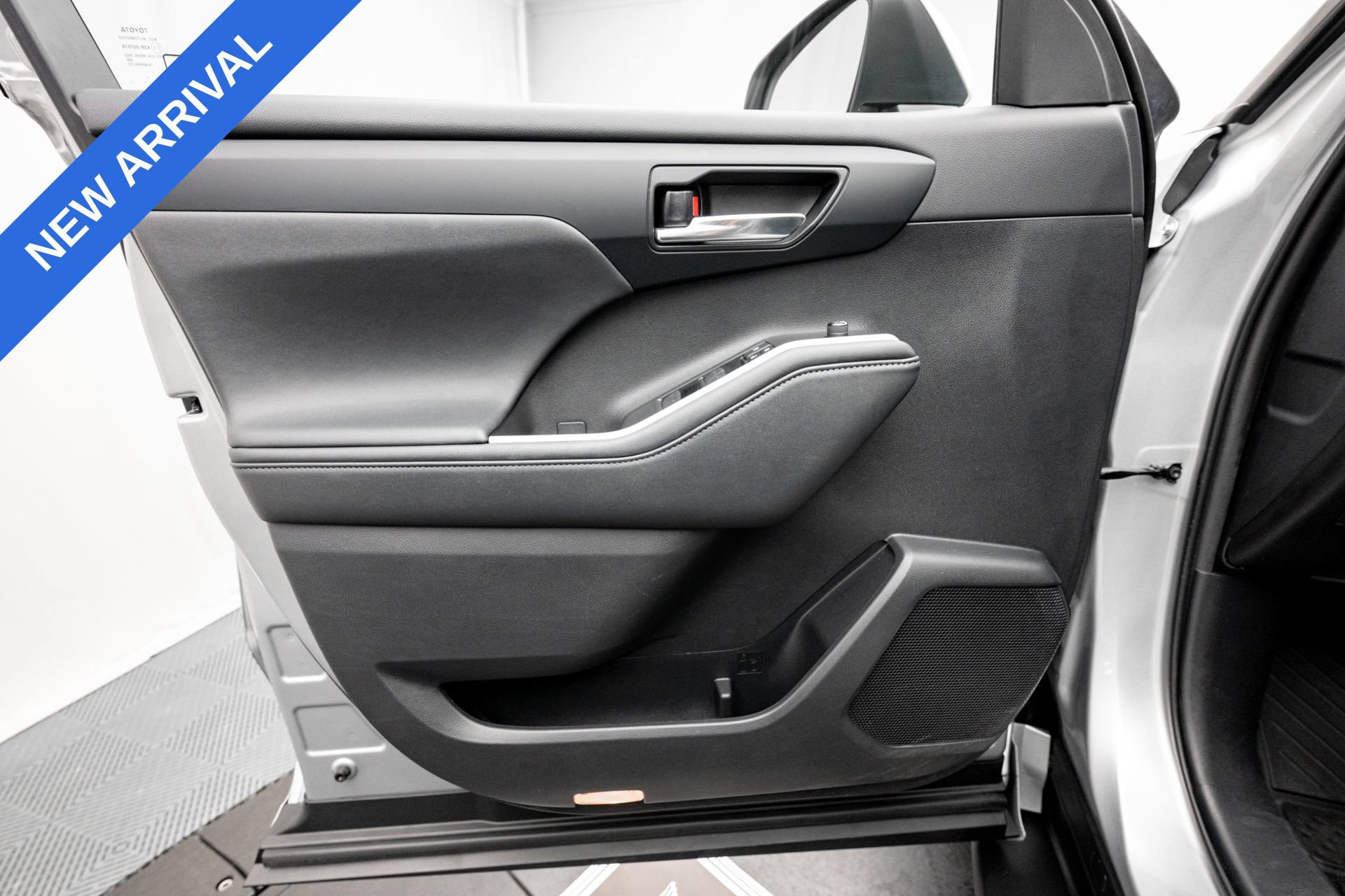 Used 2021 Toyota Highlander XLE AWD/4WD image 30