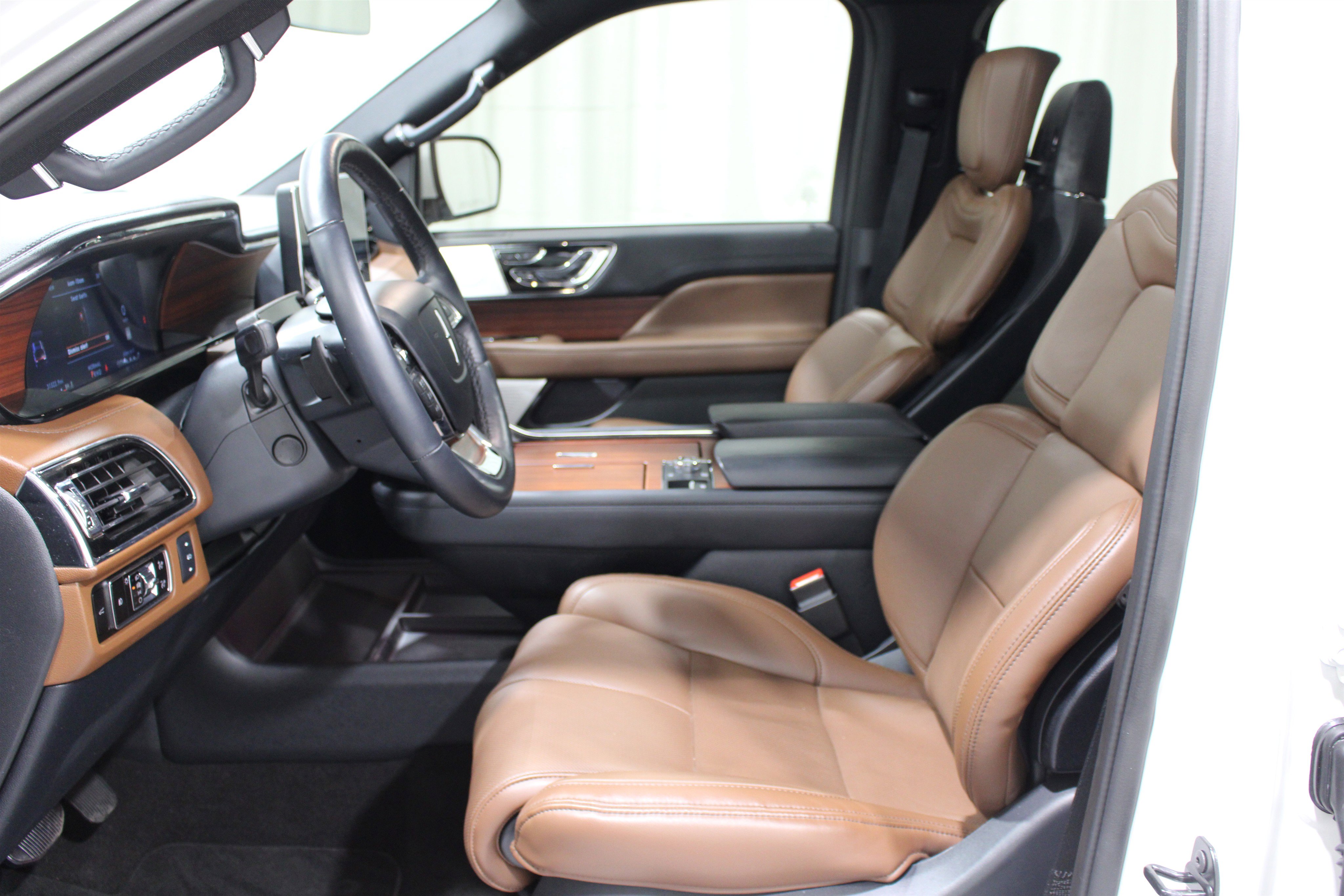 Used 2024 Lincoln Navigator Reserve AWD/4WD image 3