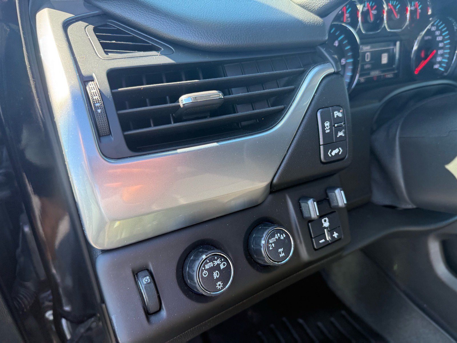 Used 2019 Chevrolet Tahoe Premier AWD/4WD image 20