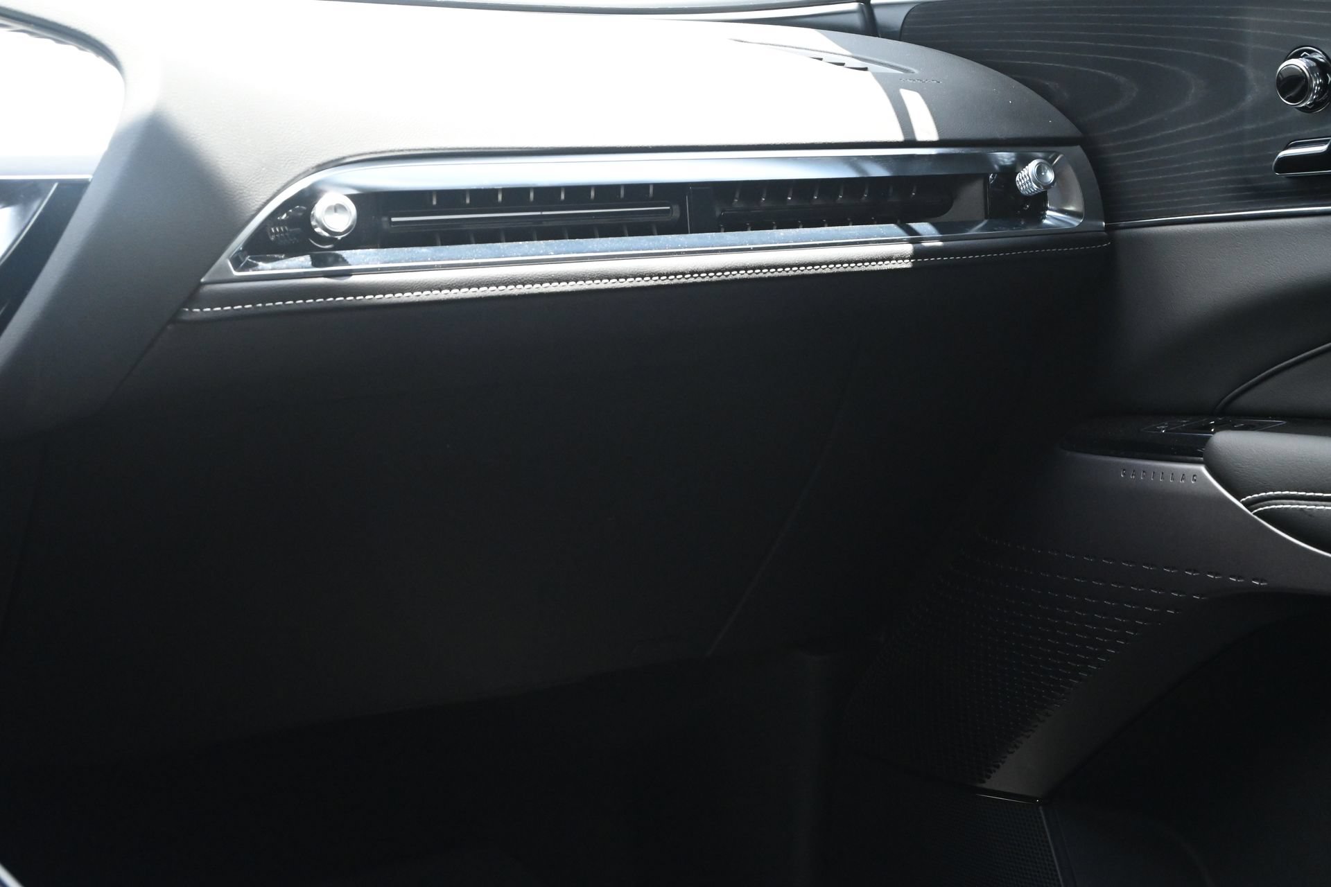 Used 2025 Cadillac Lyriq Luxury w/ LPO, Floor Liner Package AWD/4WD image 9