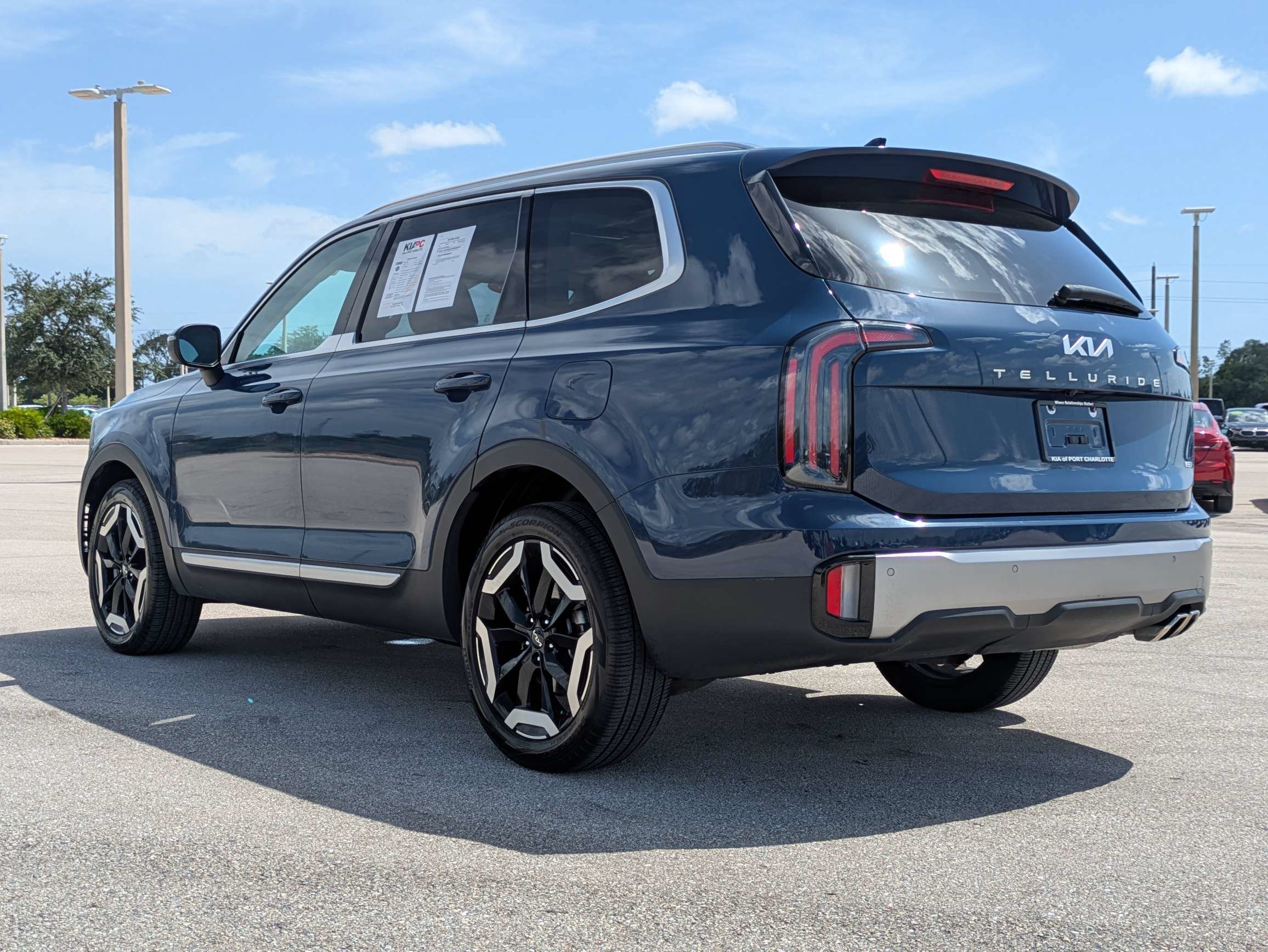 Certified 2025 Kia Telluride EX w/ EX Captain's Chair Package AWD/4WD image 7