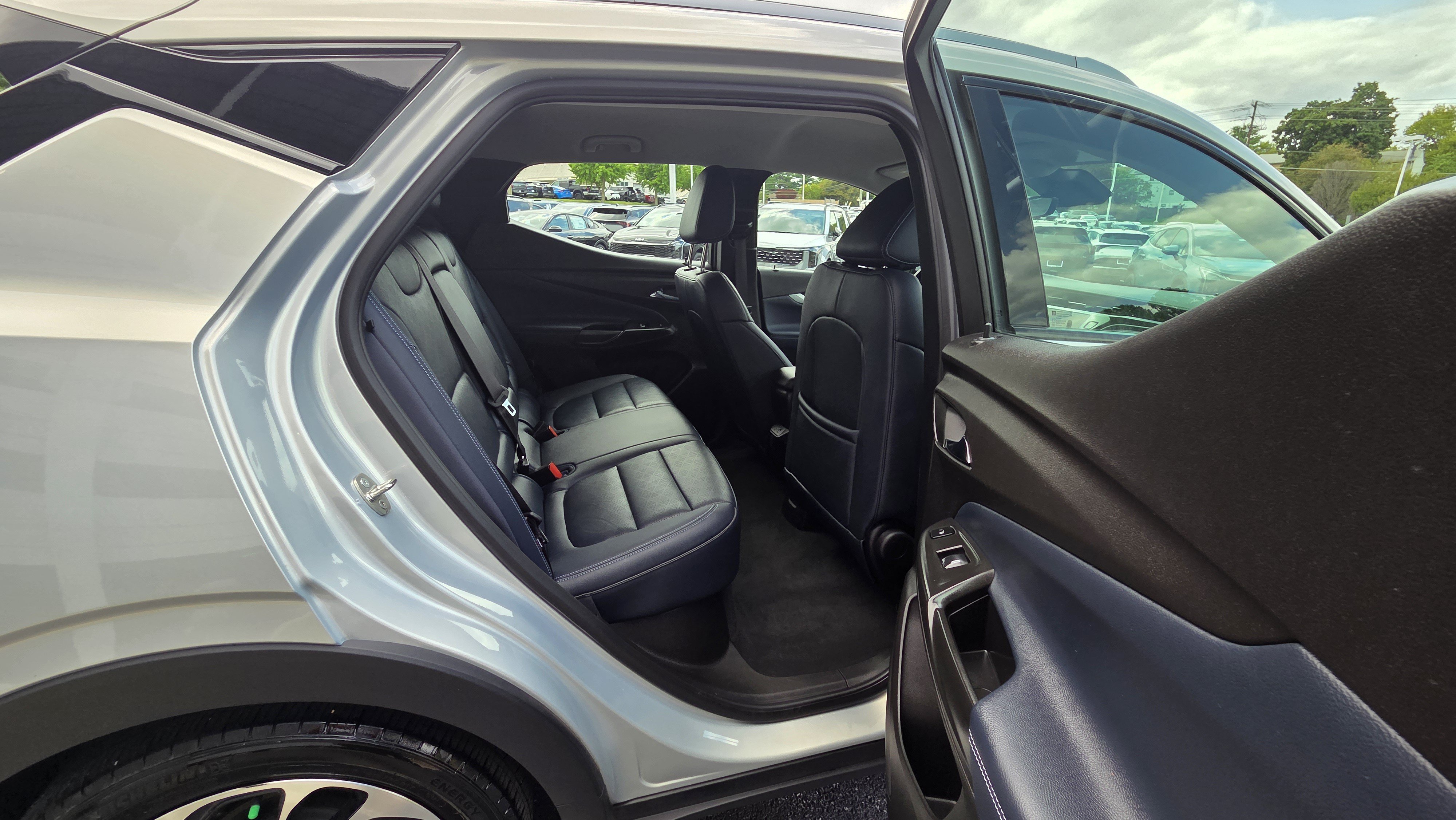 Used 2023 Chevrolet Bolt EUV Premier FWD image 34