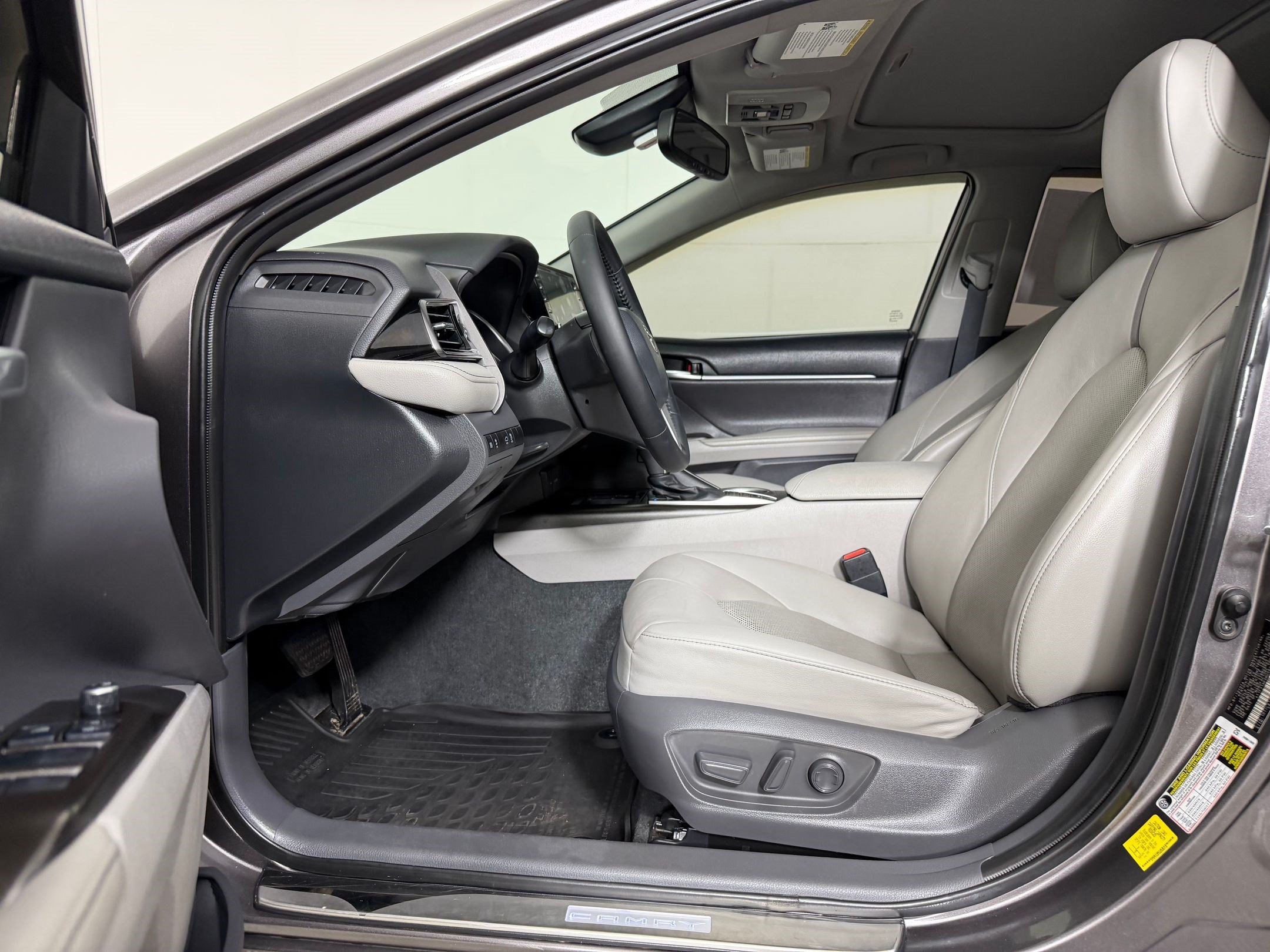 Used 2021 Toyota Camry XLE w/ Navigation Upgrade Package FWD image 5