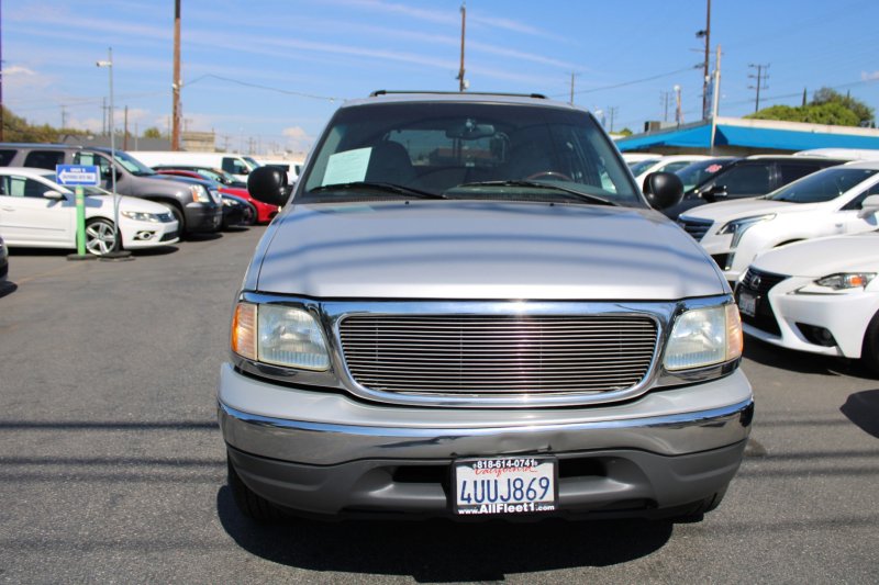 Used 2002 Ford Expedition XLT image 2