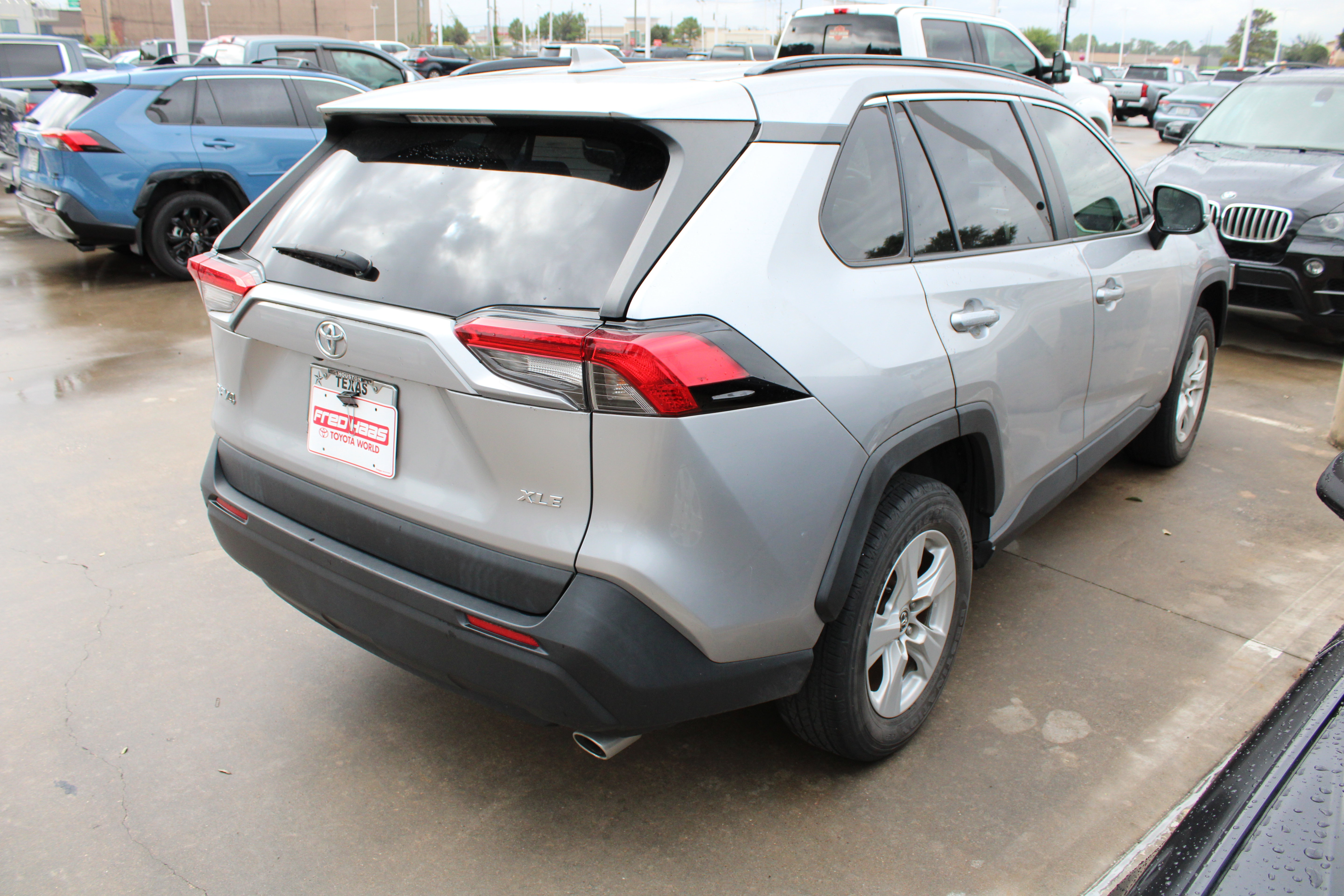 Used 2019 Toyota RAV4 XLE w/ Convenience Package FWD image 9