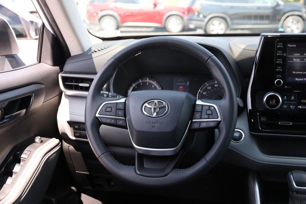 Used 2022 Toyota Highlander LE AWD/4WD image 25