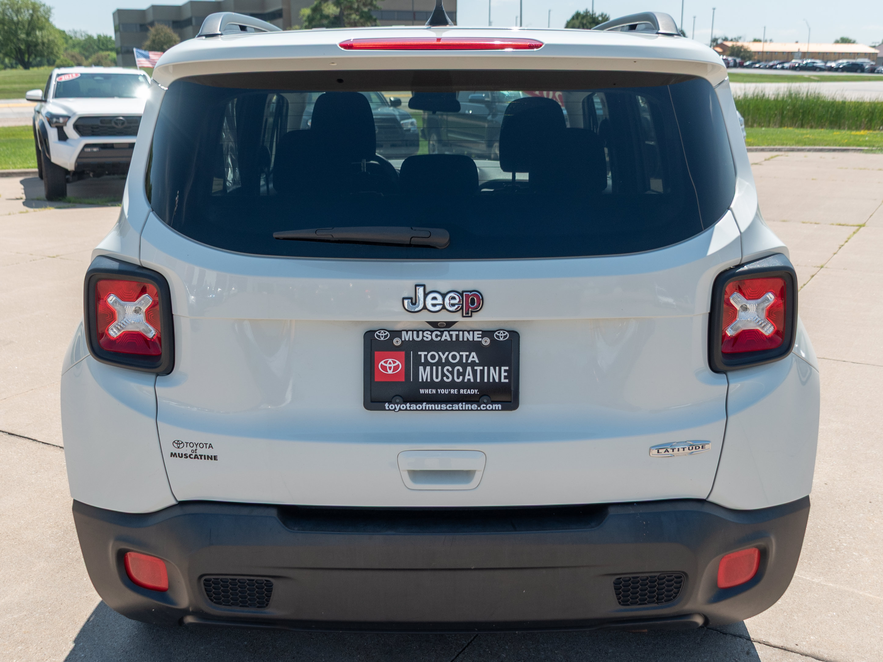 Used 2018 Jeep Renegade Latitude FWD image 17
