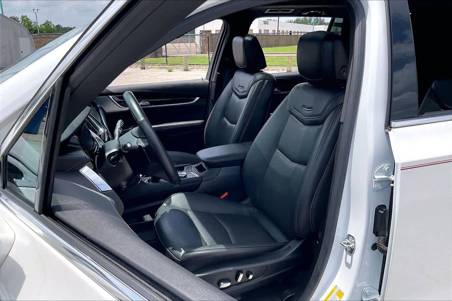 Used 2024 Cadillac XT6 Premium Luxury w/ LPO, Floor Liner Package FWD image 8