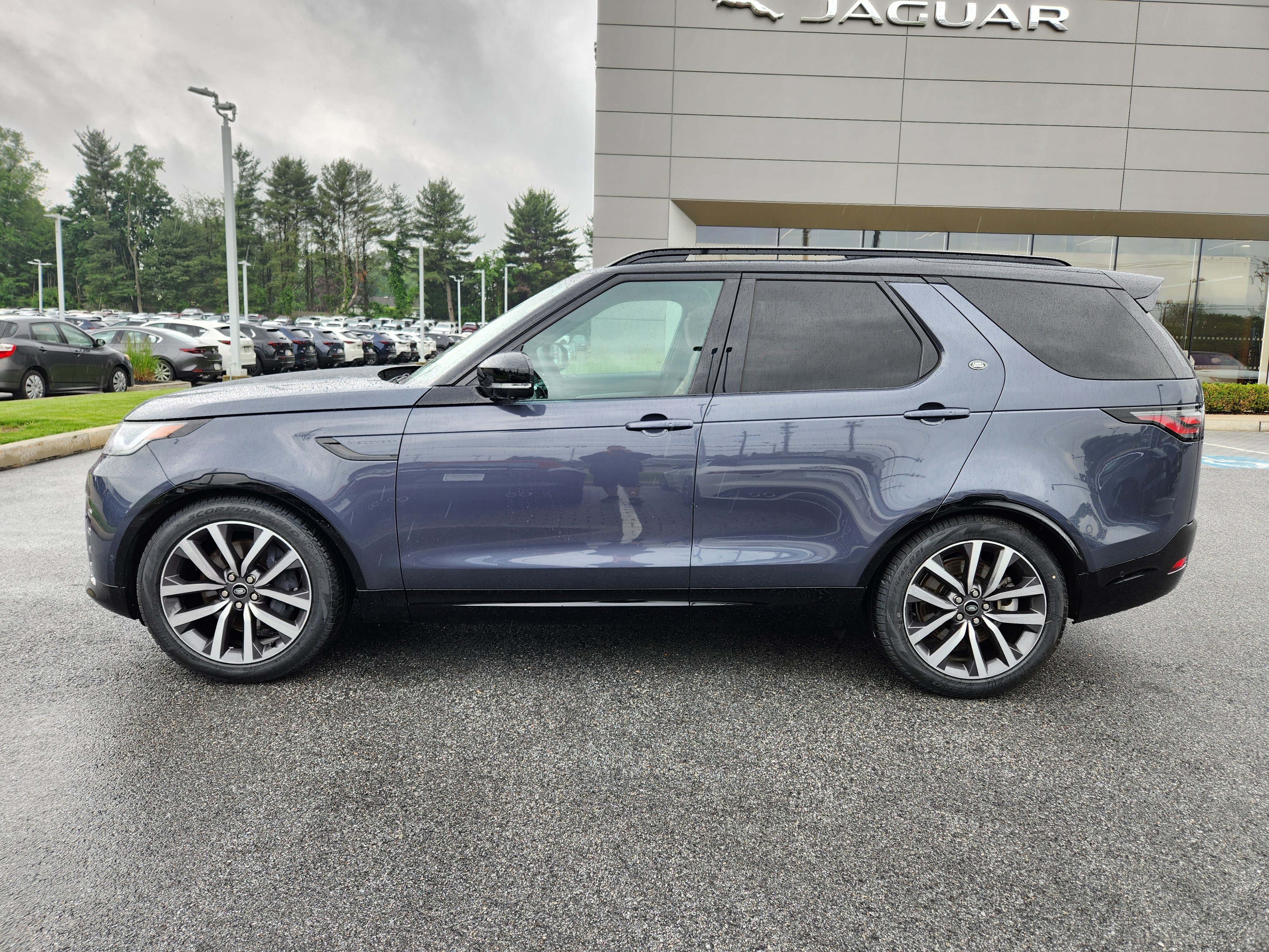 Certified 2024 Land Rover Discovery Dynamic SE AWD/4WD image 5