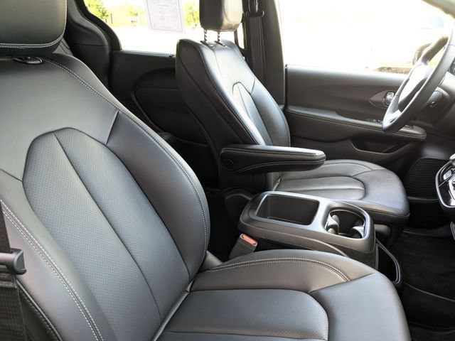 Used 2025 Chrysler Pacifica Select FWD image 29
