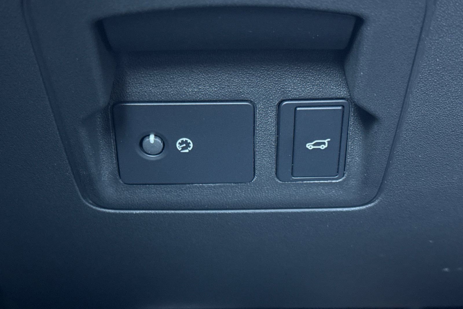 Certified 2025 Land Rover Range Rover Velar Dynamic SE image 32