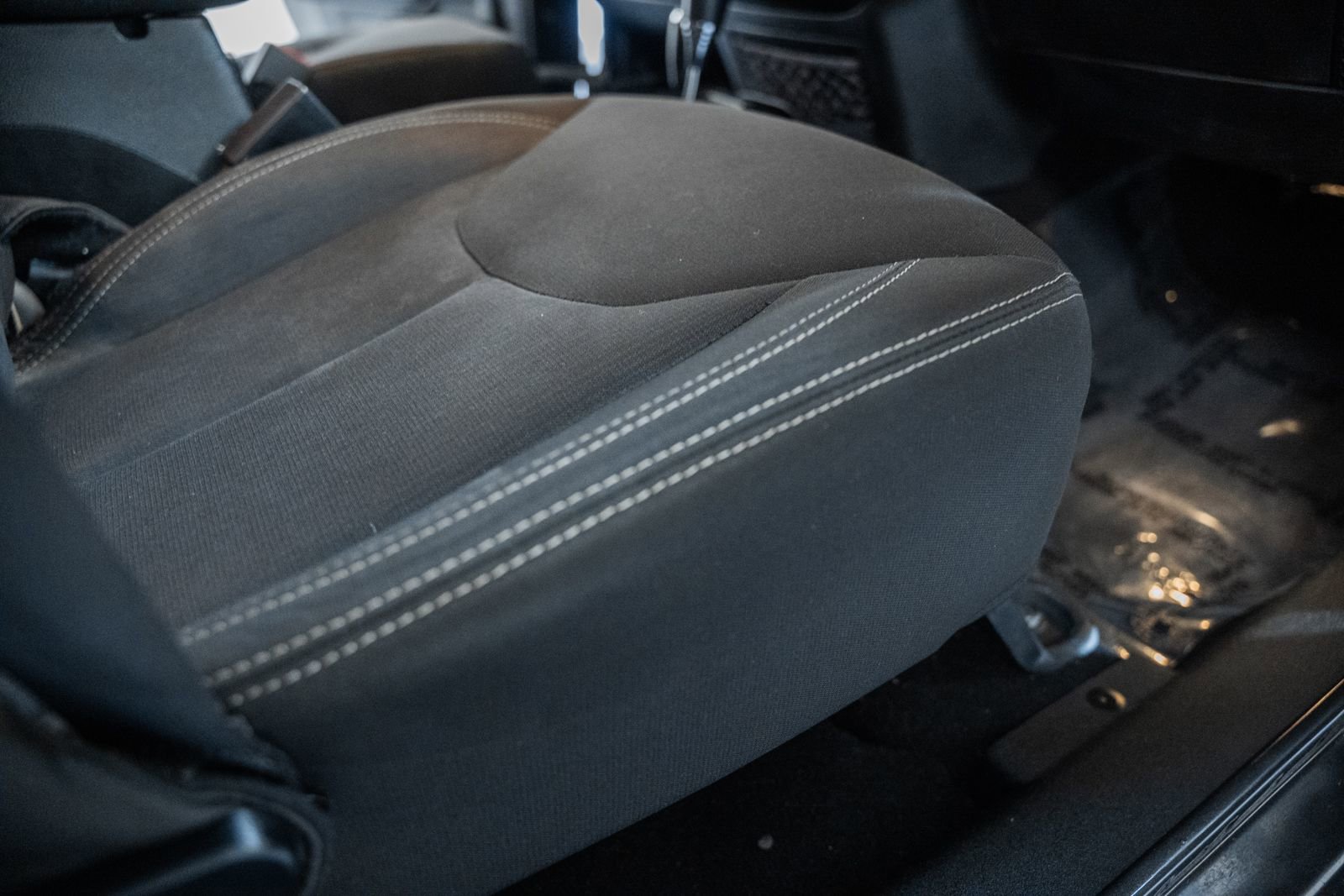 Used 2018 Jeep Wrangler Unlimited Sahara w/ Connectivity Group image 36