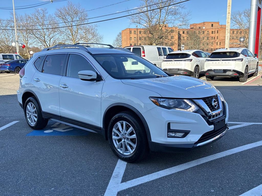 Used 2017 Nissan Rogue SV image 3