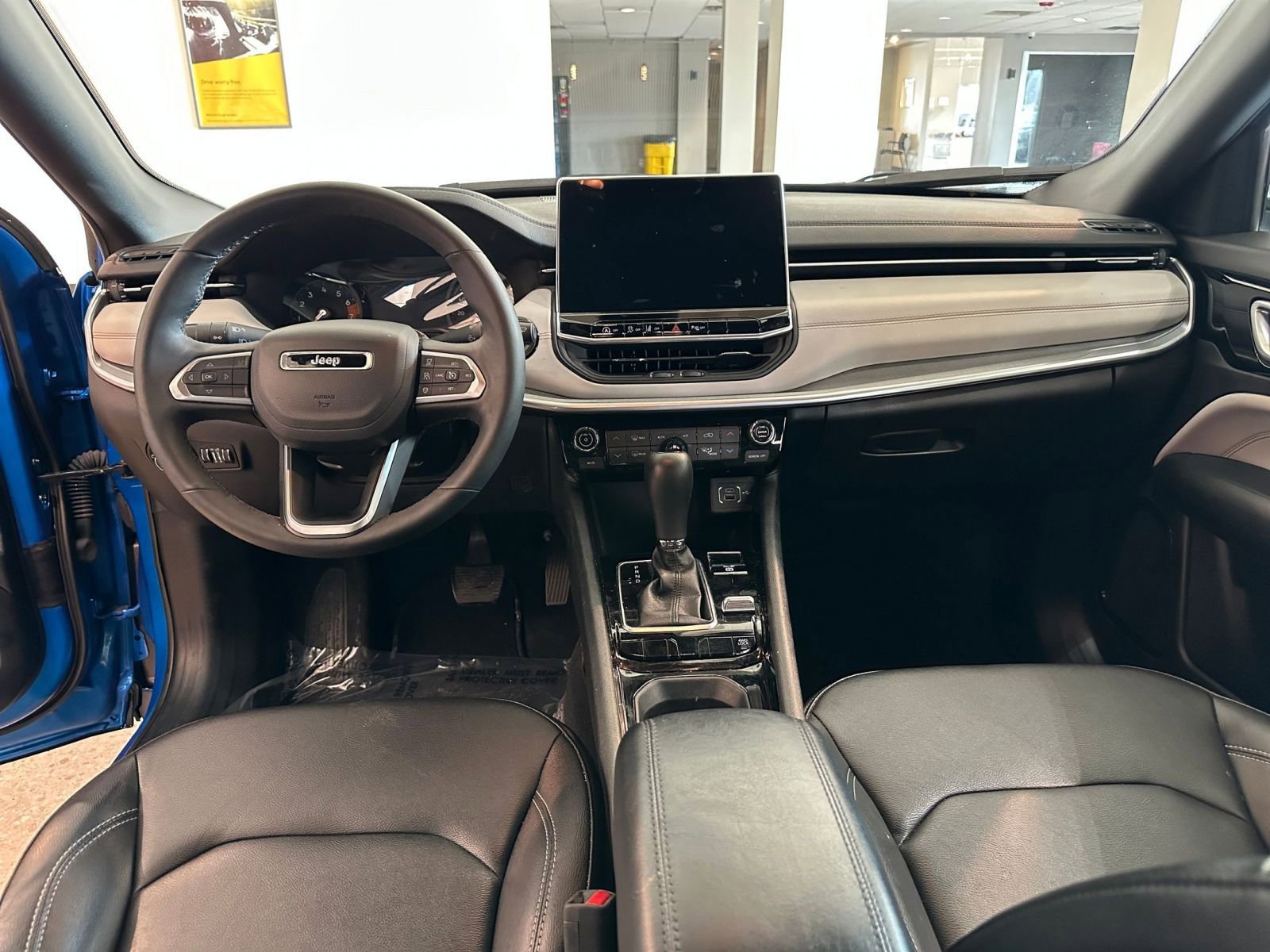 Used 2025 Jeep Compass Limited image 33