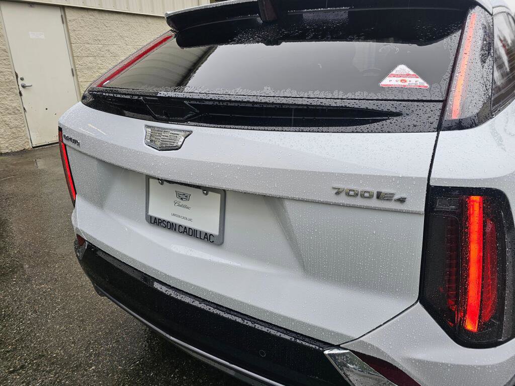 New 2026 Cadillac Optiq Luxury 2 image 16