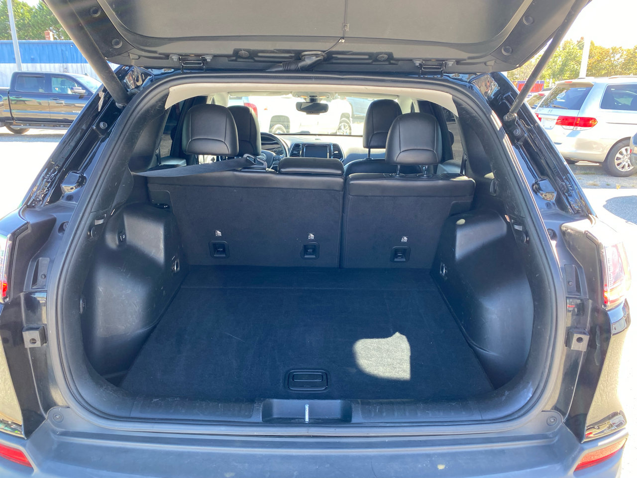 Used 2019 Jeep Cherokee Limited image 19