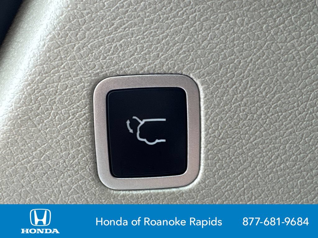 Used 2023 Chrysler Pacifica Limited FWD image 19