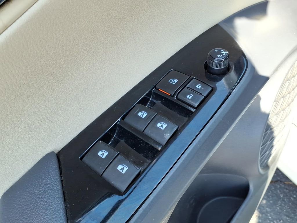 Used 2017 Toyota Prius Three w/ Advanced Technology Package FWD image 9