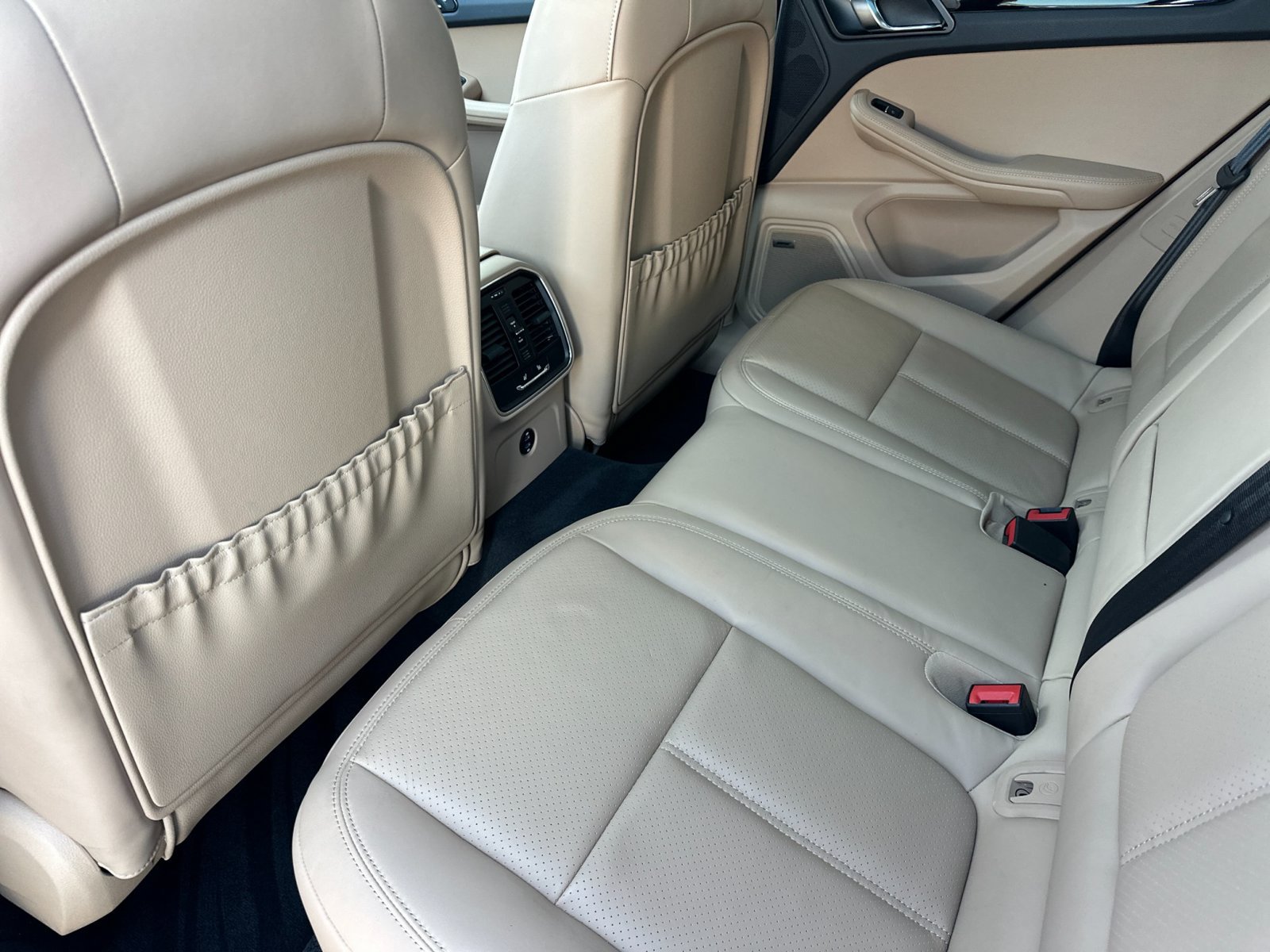 Certified 2024 Porsche Macan S AWD/4WD image 18
