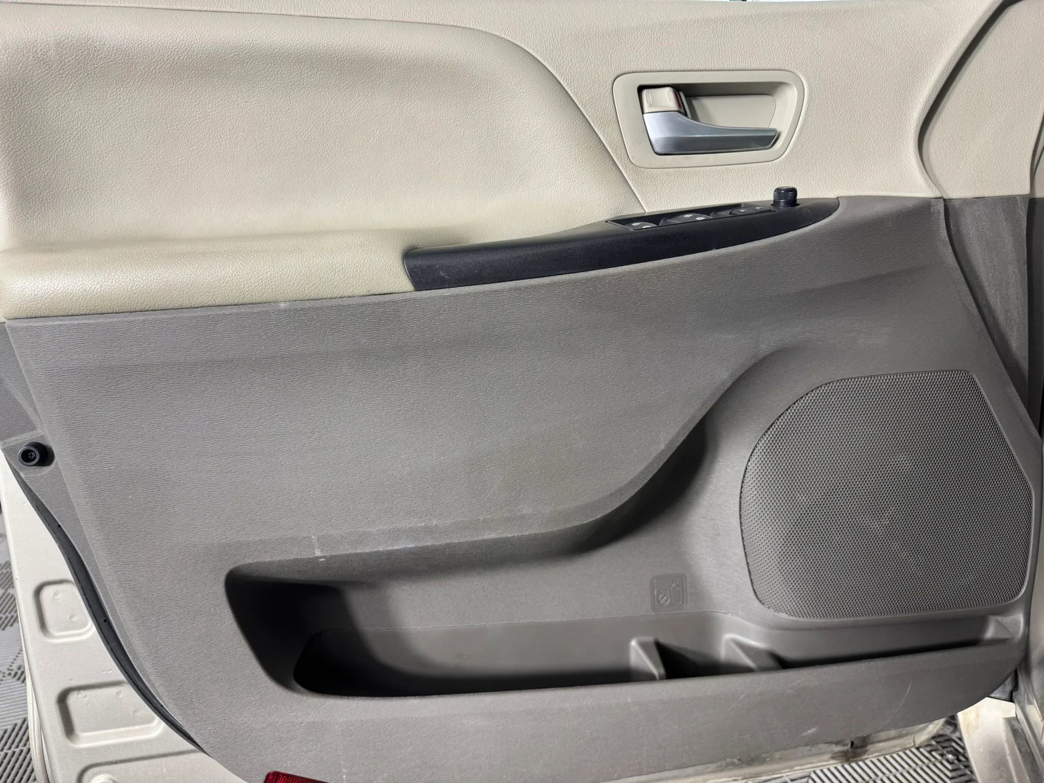 Used 2015 Toyota Sienna LE image 27