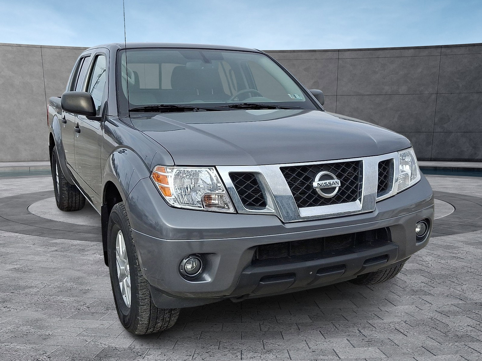 Used 2020 Nissan Frontier SV image 2