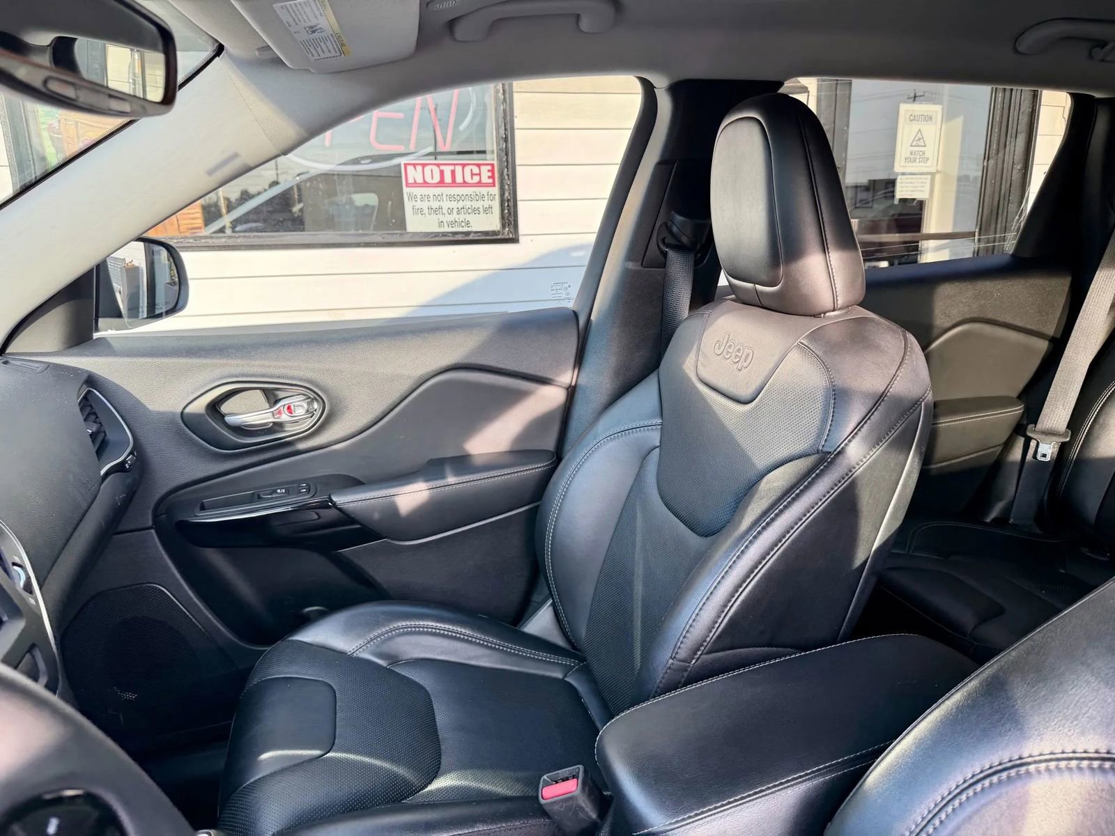 Used 2023 Jeep Cherokee Altitude Lux image 15