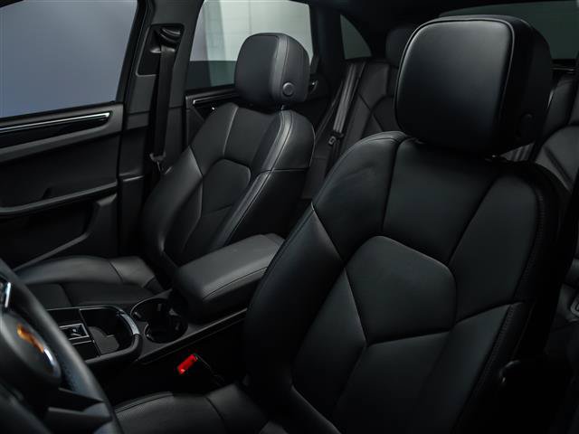 Certified 2026 Porsche Macan AWD/4WD image 5