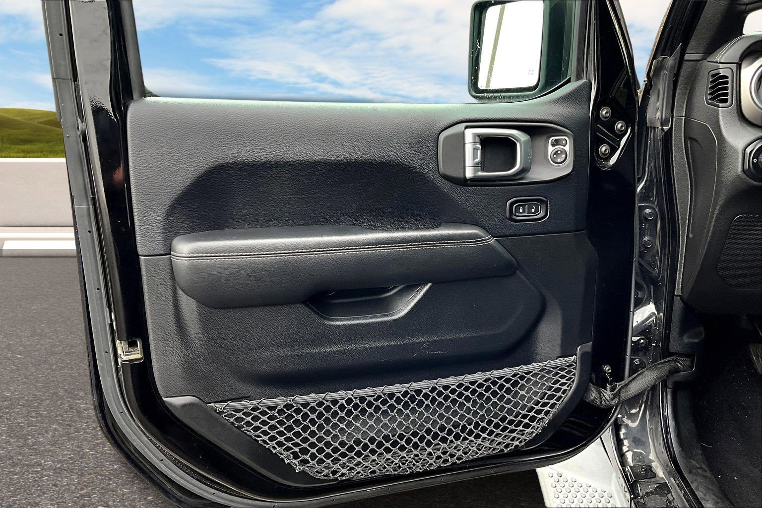 Used 2018 Jeep Wrangler Unlimited Sahara w/ Cold Weather Group AWD/4WD image 12
