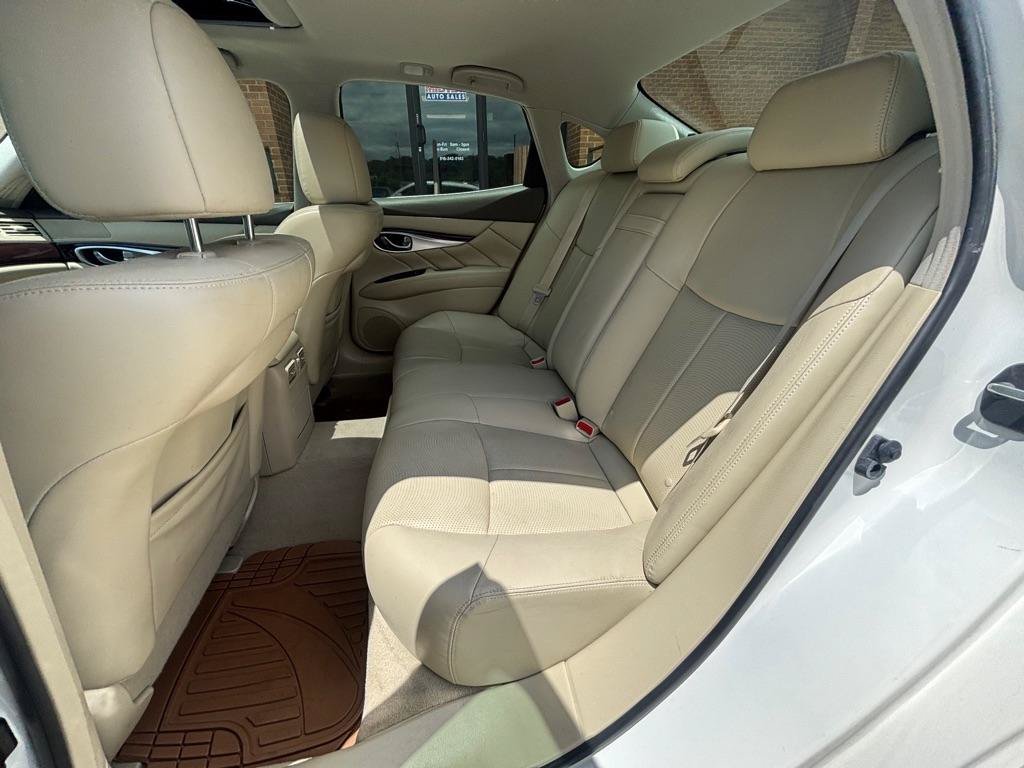 Used 2019 INFINITI Q70 Luxe RWD image 17