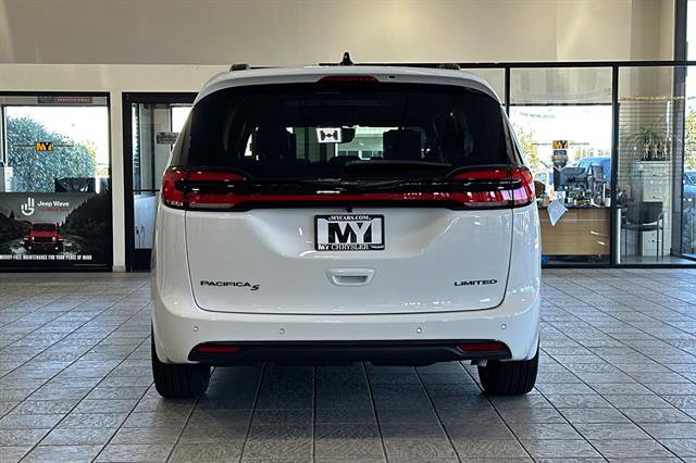 New 2026 Chrysler Pacifica Limited w/ Uconnect Theater Family Group image 5
