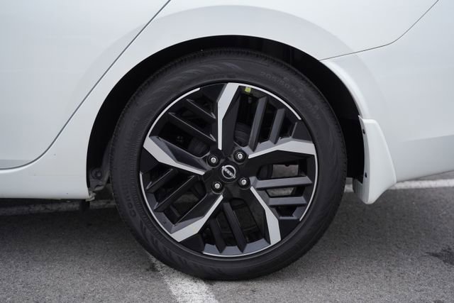 Used 2025 Nissan Versa SR w/ Trunk Package image 40