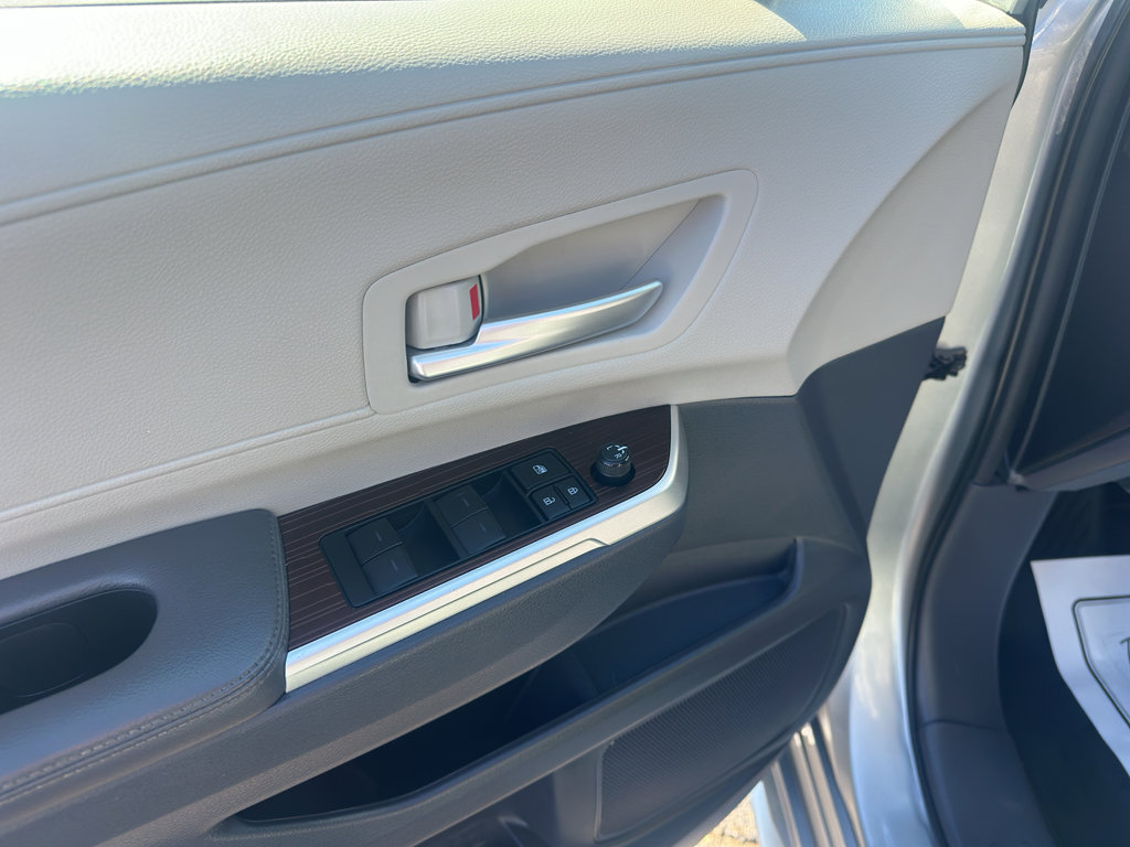 Used 2021 Toyota Sienna XLE FWD image 18