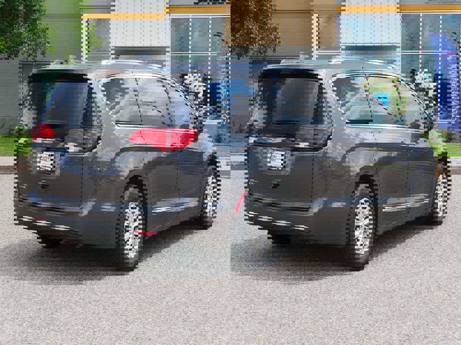 Used 2019 Chrysler Pacifica Touring-L w/ Advanced Safetytec Group image 7