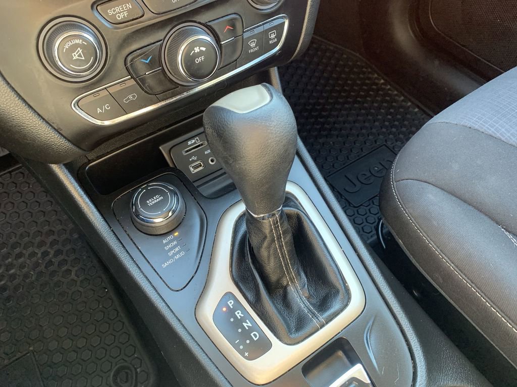 Used 2015 Jeep Cherokee Latitude w/ Cold Weather Group image 19