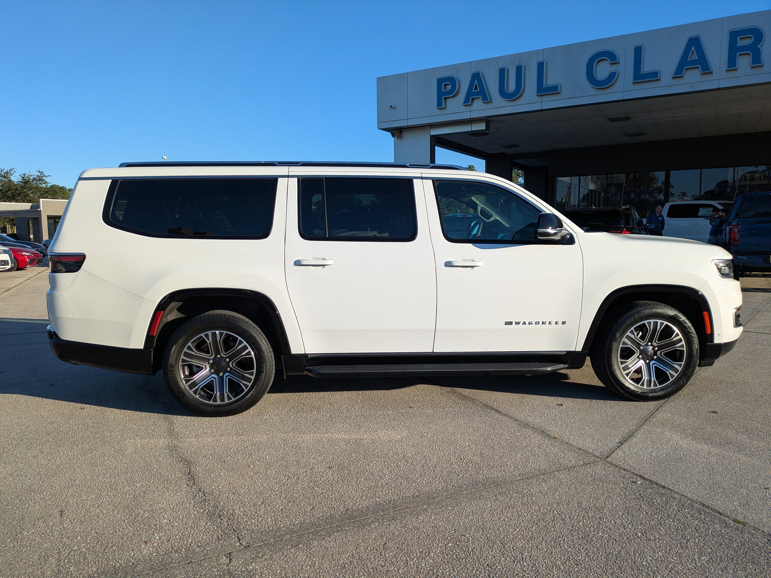 Used 2024 Jeep Wagoneer L Series II image 3