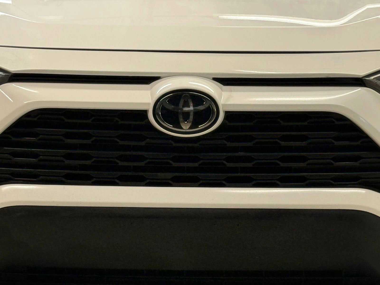 Used 2019 Toyota RAV4 LE w/ Carpet Mat Package AWD/4WD image 5