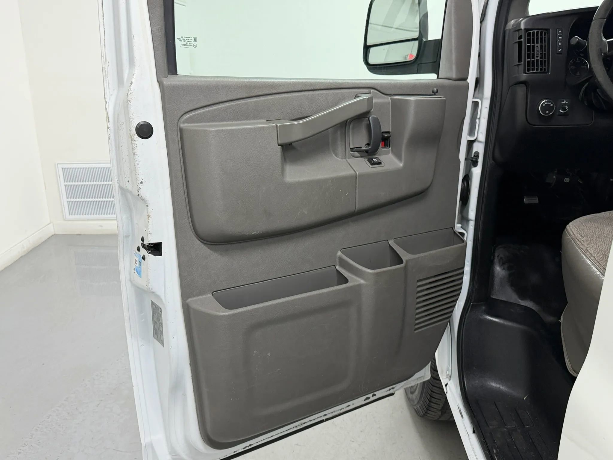 Used 2018 Chevrolet Express 3500 Extended w/ Driver Convenience Package RWD image 8