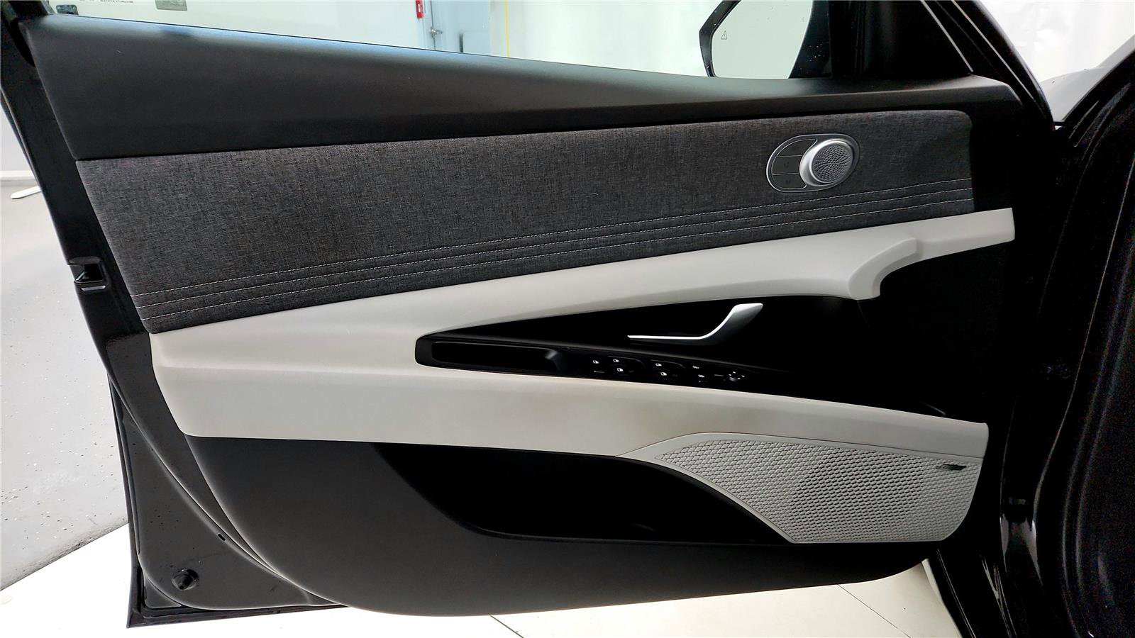 Used 2023 Hyundai Elantra Limited image 34