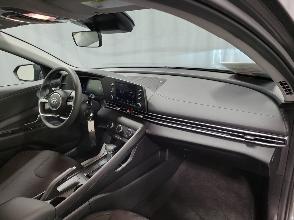 Used 2025 Hyundai Elantra SE image 25