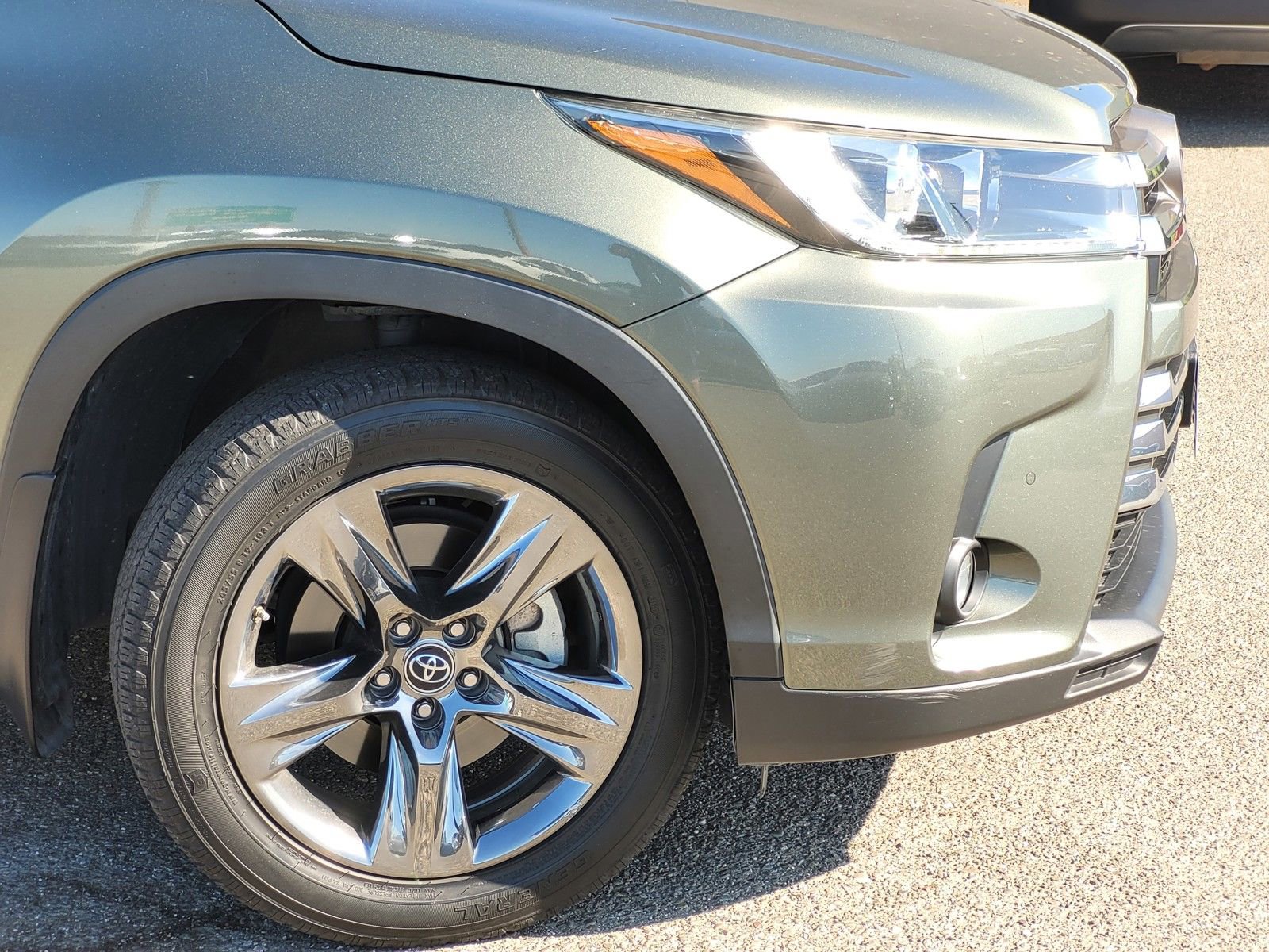 Used 2018 Toyota Highlander Limited Platinum AWD/4WD image 19