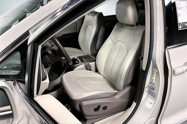Used 2017 Chrysler Pacifica Touring-L image 19