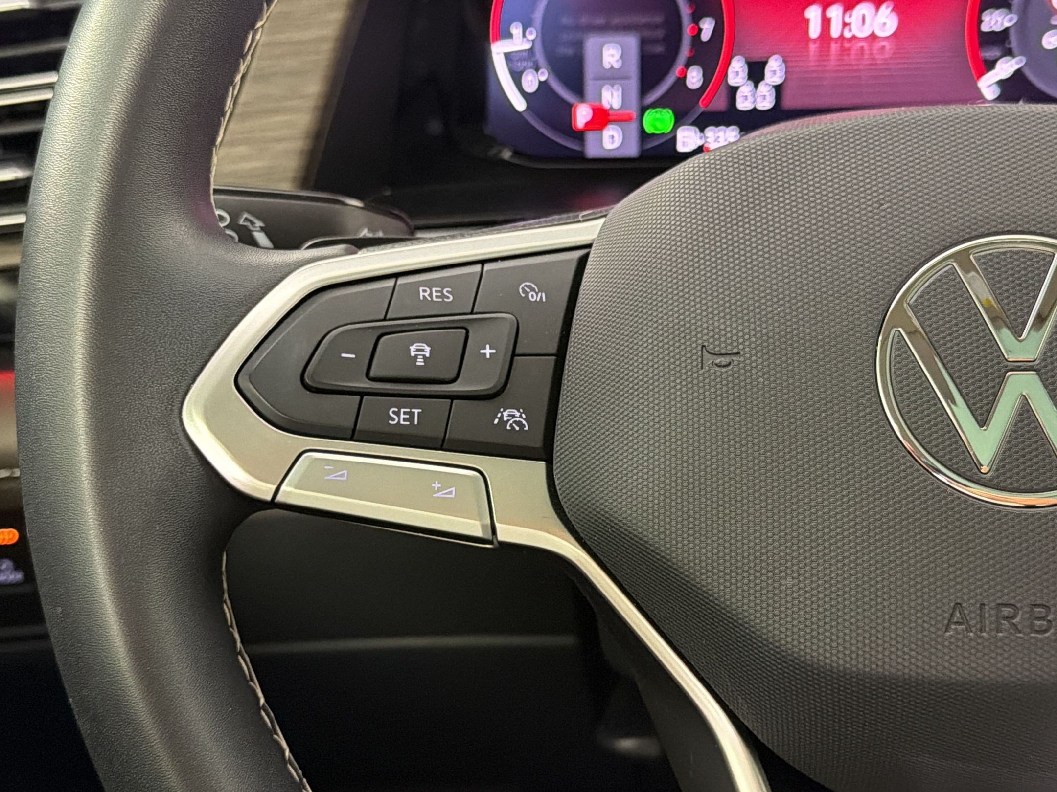 Used 2024 Volkswagen Atlas SEL AWD/4WD image 15