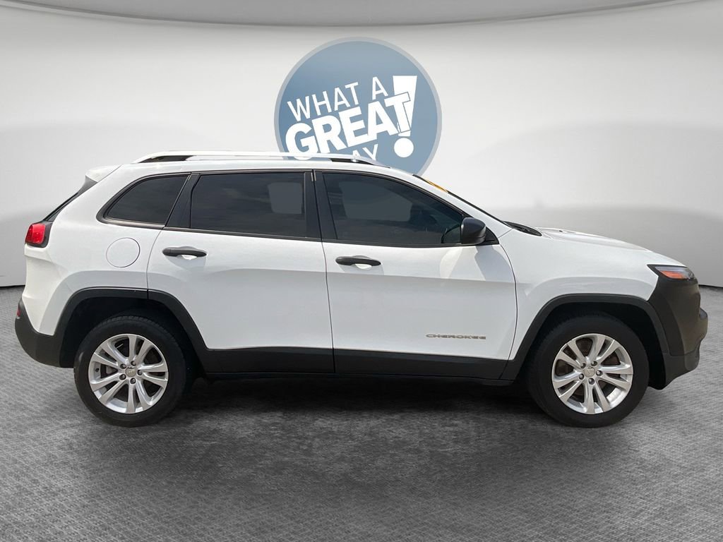 Used 2015 Jeep Cherokee Sport FWD image 2