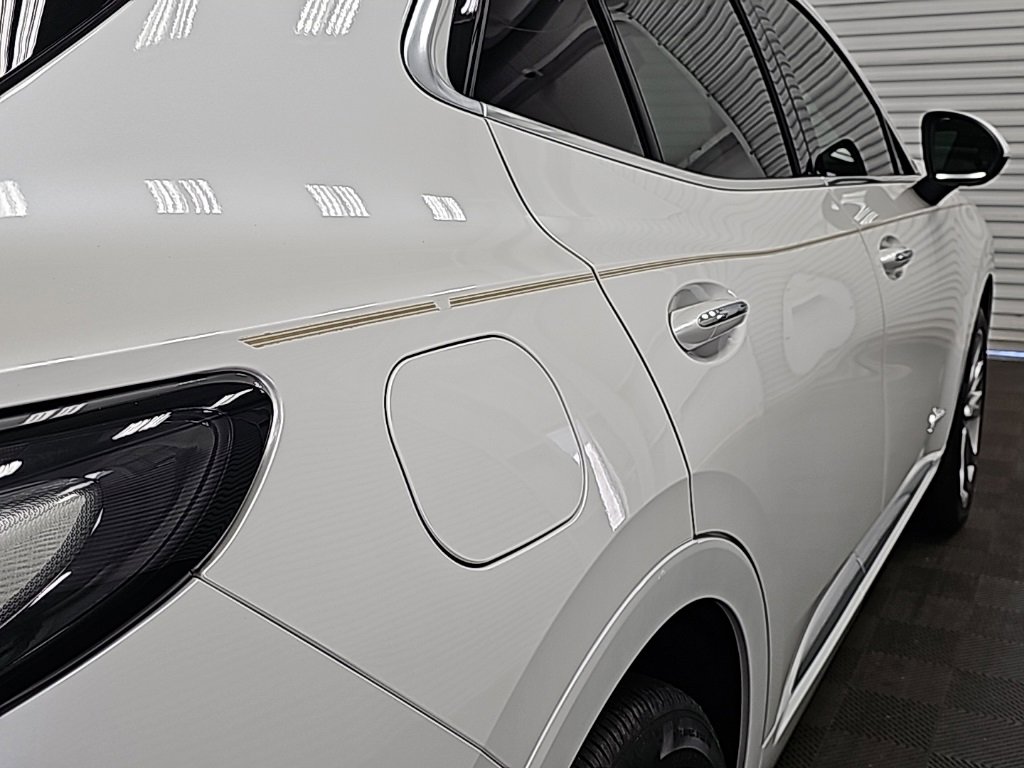 Used 2023 Buick Envision Avenir image 9