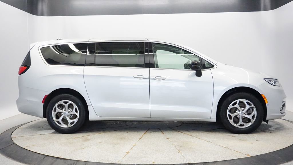 Used 2024 Chrysler Pacifica Limited AWD/4WD image 6