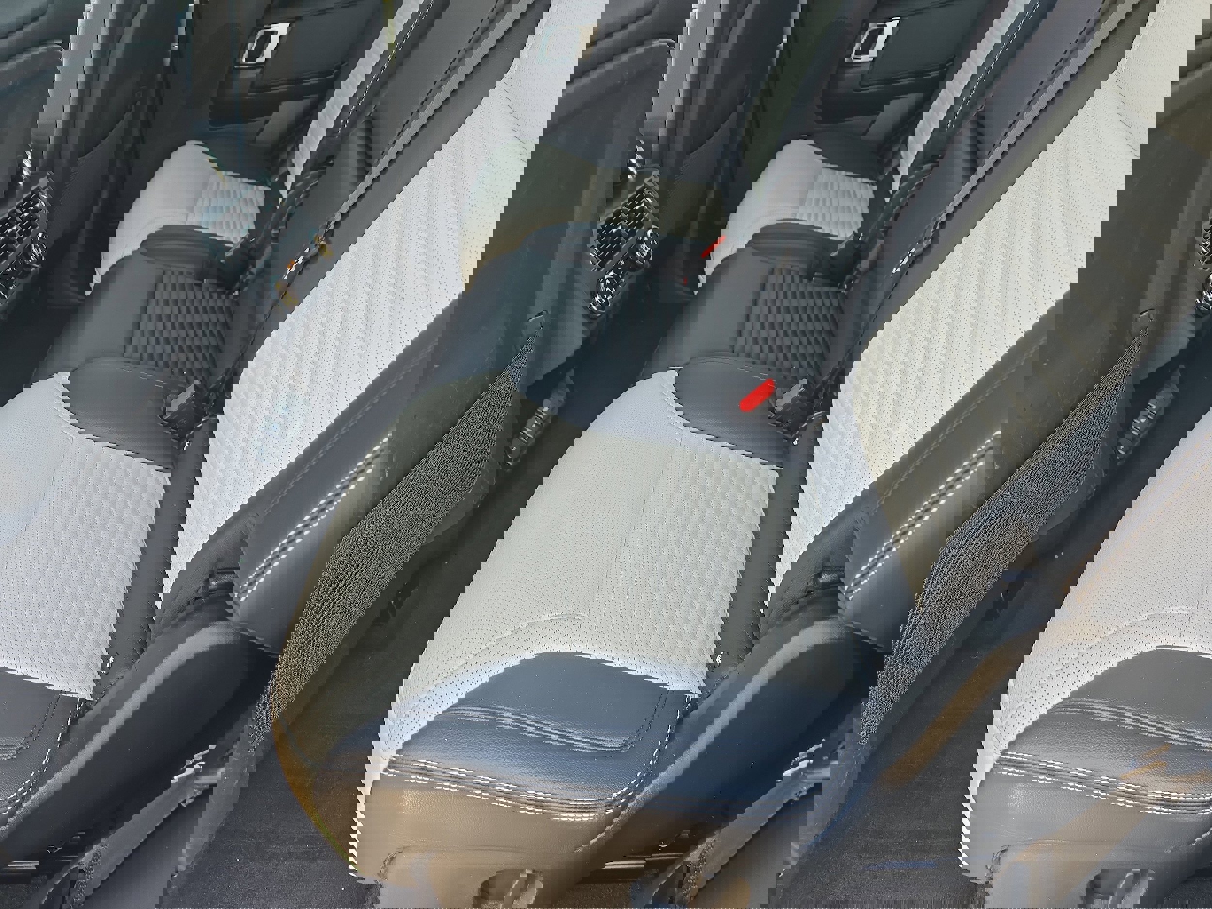 Used 2023 Land Rover Discovery S R-Dynamic image 15