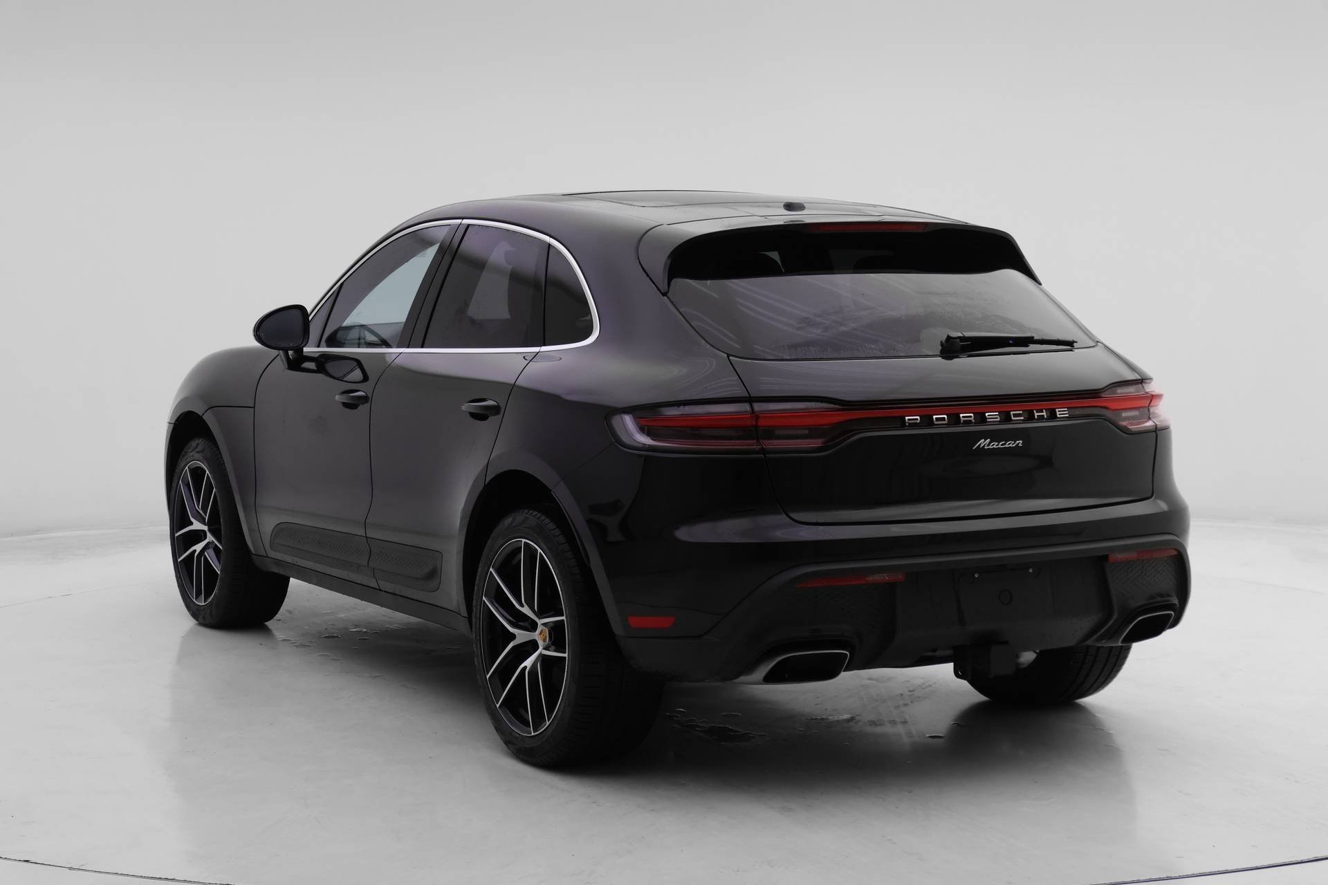 Used 2025 Porsche Macan image 3